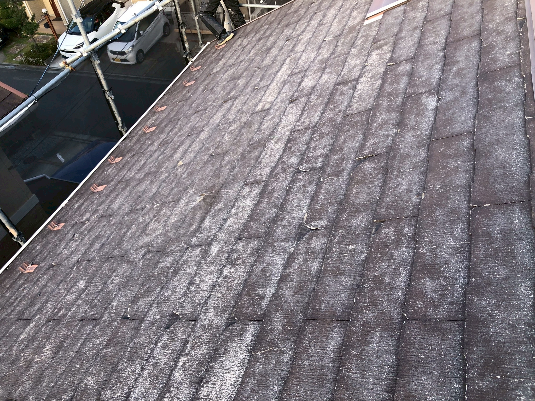 さいたま市桜区にて屋根修理〈築20年スレート屋根のひび割れ補修・屋根塗装工事〉 施工前