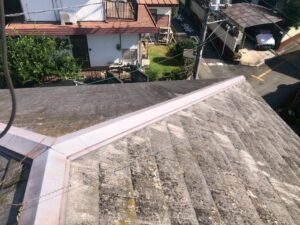 さいたま市西区にてコロニアル屋根ひび割れ補修・塗装工事 施工前